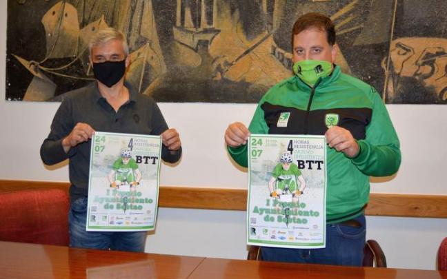Jesús Amenedo y Josu Del Valle con el cartel anunciador de la prueba. Jesús Amenedo y Josu Del Valle con el cartel anunciador de la prueba.