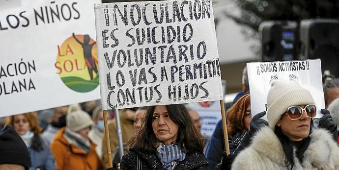 Una multitudinaria manifestación recorrió ayer Bilbao convocada por la plataforma Bizitza, para denunciar el uso del pasaporte covid y la "conculcación de derechos que se está produciendo". Foto: Efe
