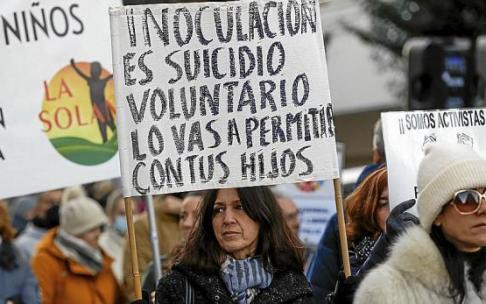 Una multitudinaria manifestación recorrió ayer Bilbao convocada por la plataforma Bizitza, para denunciar el uso del pasaporte covid y la "conculcación de derechos que se está produciendo". Foto: Efe