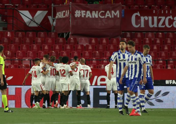 Los jugadores del Alavés abatidos tras el gol del Sevilla en el minuto 92