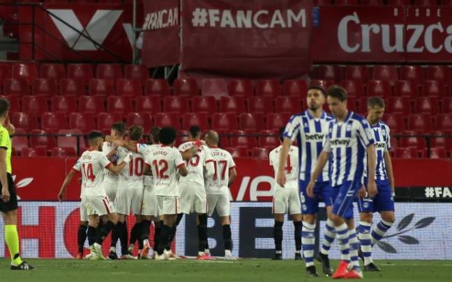 Los jugadores del Alavés abatidos tras el gol del Sevilla en el minuto 92