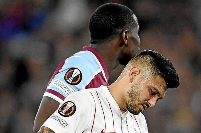 Tecatito se lamenta durante el choque ante el West Ham. Foto: Efe