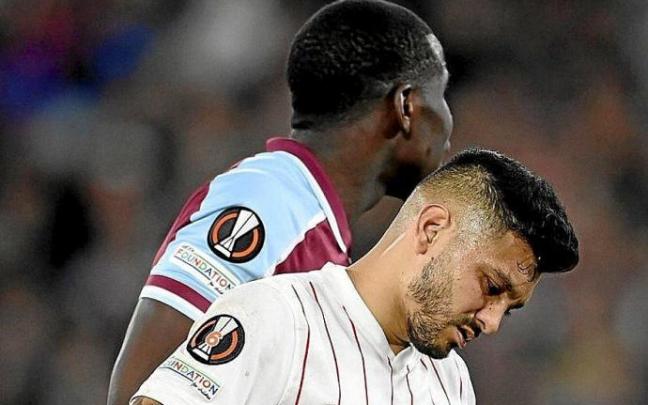 Tecatito se lamenta durante el choque ante el West Ham. Foto: Efe