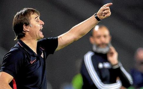 Julen Lopetegui dirige al Sevilla en uno de sus compromisos en competición europea. Foto: Efe