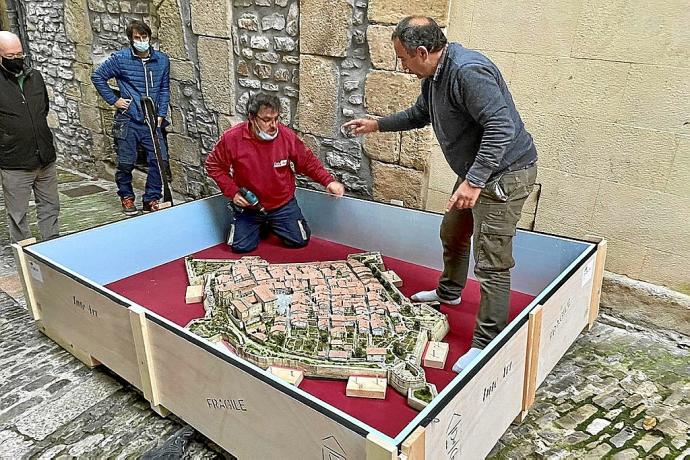 Maqueta de la Parte Vieja de Hondarribia utilizada en la exposición de Sevilla. Foto: N.G.