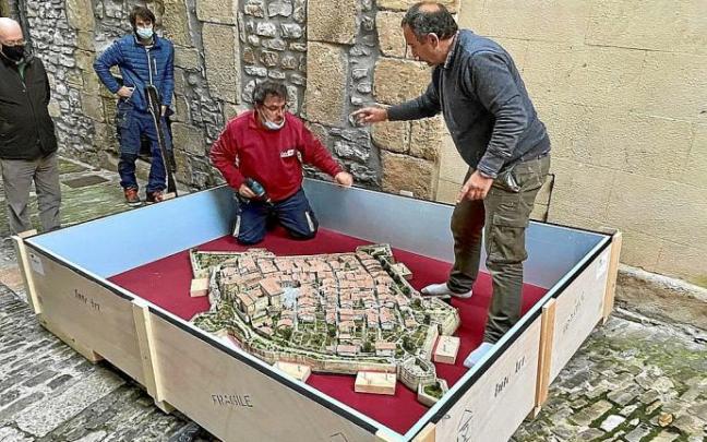Maqueta de la Parte Vieja de Hondarribia utilizada en la exposición de Sevilla. Foto: N.G. Maqueta de la Parte Vieja de Hondarribia utilizada en la exposición de Sevilla. Foto: N.G.
