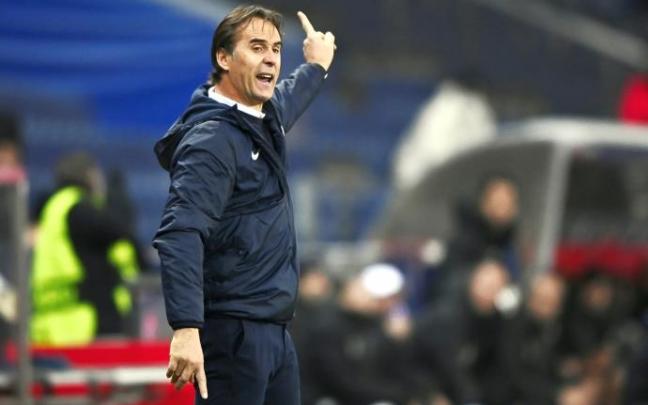 Julen Lopetegui da órdenes a sus jugadores durante el partido ante el Salzburgo.