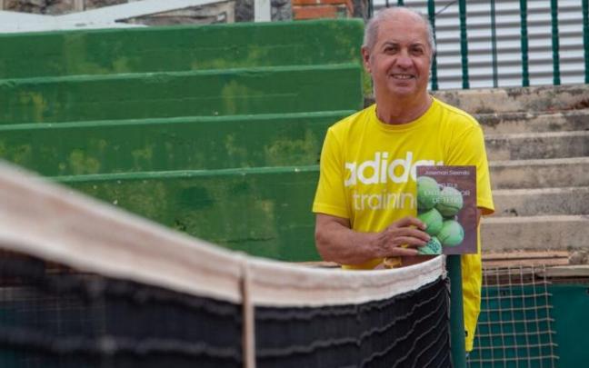 Josemari Sexmilo, con un ejemplar de 'Yo fui entrenador de tenis' en la pista nº1 del Club Tenis Pamplona.