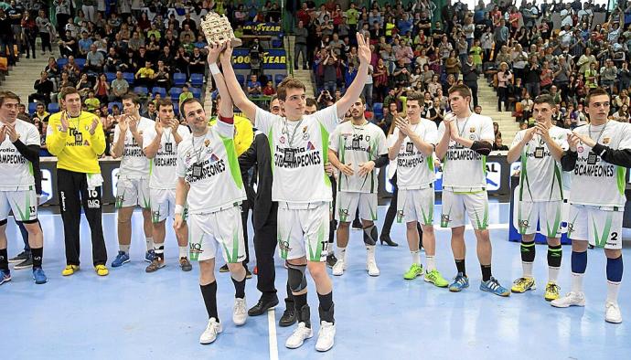 El excapitán, Miguel Goñi (i), y el actual portador del brazalete, Carlos Chocarro, celebrando con el resto de la plantilla el subcampeonato logrado en 2016 en Pamplona. Foto: Iñaki Porto