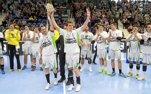 El excapitán, Miguel Goñi (i), y el actual portador del brazalete, Carlos Chocarro, celebrando con el resto de la plantilla el subcampeonato logrado en 2016 en Pamplona. Foto: Iñaki Porto