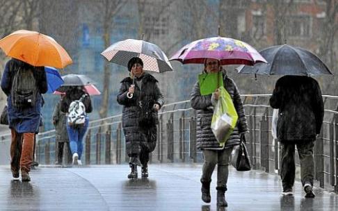 El relajamiento del uso de las mascarillas en exteriores es uno de los motivos de la explosión de casos de esta sexta ola. Foto: Oskar González