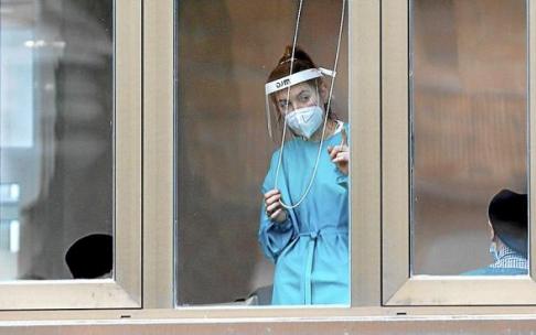 Una trabajadora de una residencia de ancianos de Zarautz en una imagen de archivo. Foto: Juan Herrero/Efe