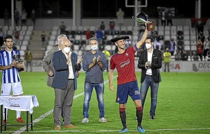 Oier, con copa y txapela, junto a José María Aierdi y Jon Andoni Goikoetxea.