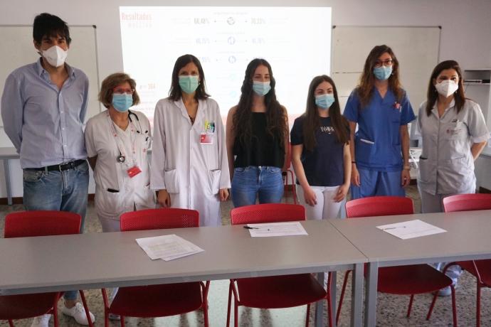 Las alumnas que han realizado el estudio, en el centro, y representantes del IES Valle del Ebro y del hospital