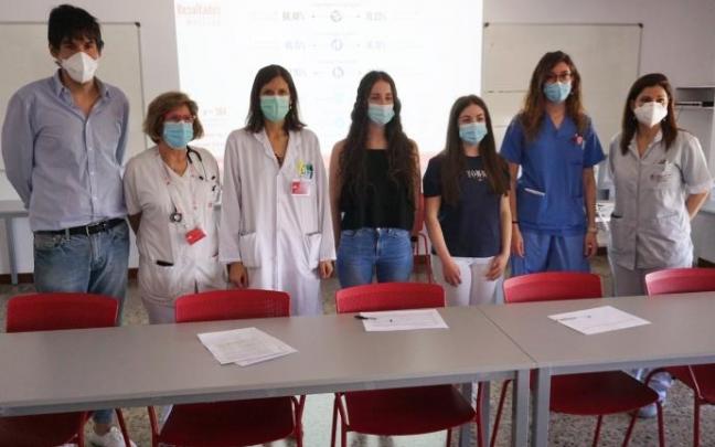 Las alumnas que han realizado el estudio, en el centro, y representantes del IES Valle del Ebro y del hospital Las alumnas que han realizado el estudio, en el centro, y representantes del IES Valle del Ebro y del hospital