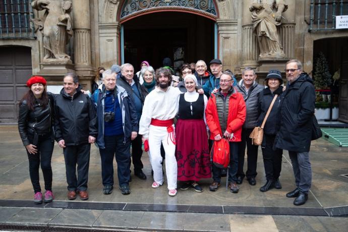 Miembros de la expedición al Shakhaur en 1976 posan con los montañeros polacos en la plaza del Ayuntamiento de Pamplona.