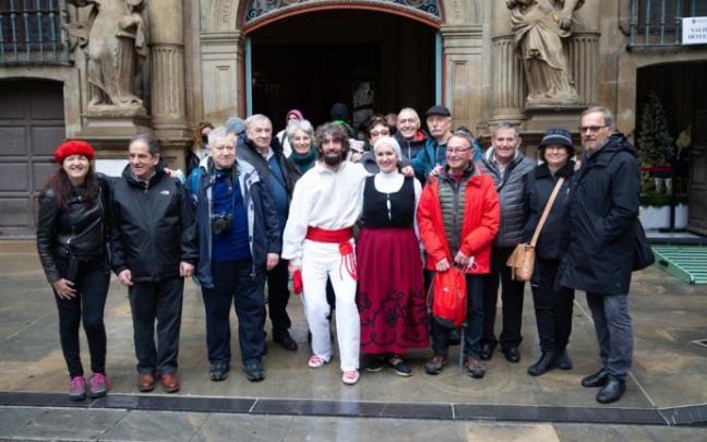 Miembros de la expedición al Shakhaur en 1976 posan con los montañeros polacos en la plaza del Ayuntamiento de Pamplona. Miembros de la expedición al Shakhaur en 1976 posan con los montañeros polacos en la plaza del Ayuntamiento de Pamplona.
