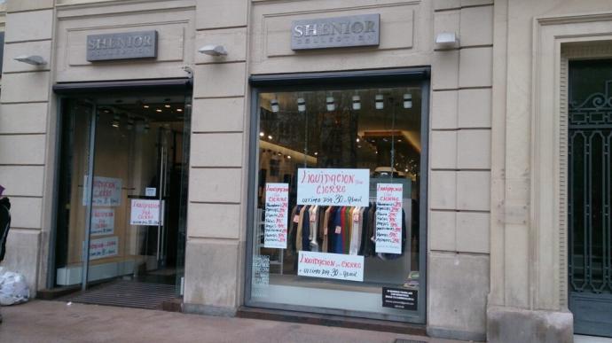 Local de Shenior en la calle Postas anunciando su cierre el 30 de abril.