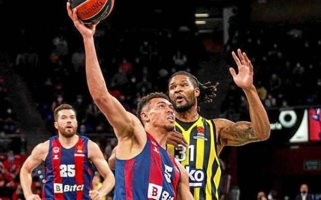 Baldwin se dispone a entrar a canasta ante la oposición de Booker. Foto: Jorge Muñoz