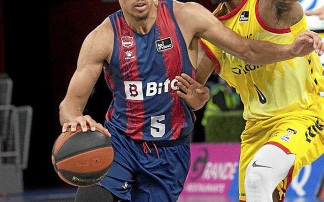 Baldwin bota el balón ante McIntyre. Foto: Josu Chavarri