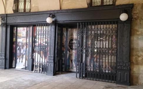 Fachada del Sibuya Urban Sushi Bar de la Plaza Nueva, con los vinilos que anuncian su próxima apertura