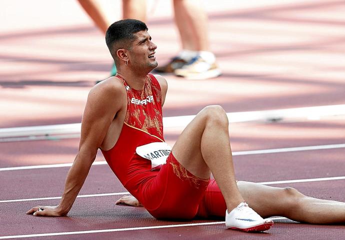 Asier Martínez, sentado en la pista tras terminar la carrera de la final en sexta posición. Foto: Juan Ignacio (Efe)