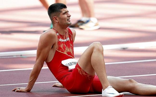 Asier Martínez, sentado en la pista tras terminar la carrera de la final en sexta posición. Foto: Juan Ignacio (Efe)