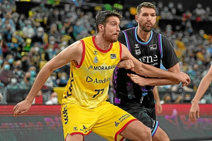 Jeff Withey pugna con Arteaga en el duelo ante el Andorra en Miribilla. Foto: Pablo Viñas