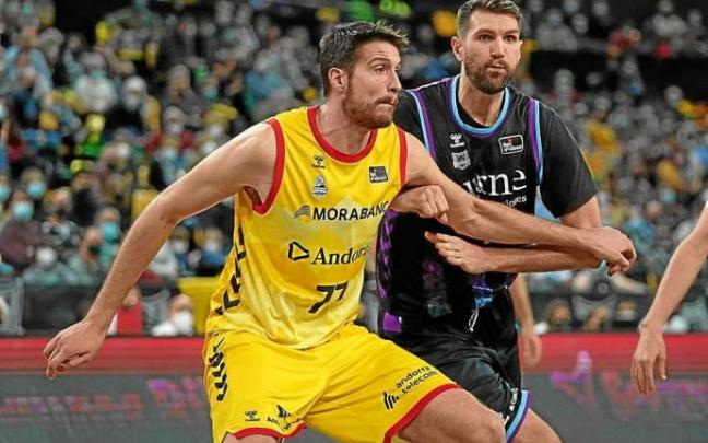Jeff Withey pugna con Arteaga en el duelo ante el Andorra en Miribilla. Foto: Pablo Viñas Jeff Withey pugna con Arteaga en el duelo ante el Andorra en Miribilla. Foto: Pablo Viñas