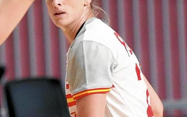 La primera línea navarra, durante un partido de la fase de grupos en Tokio. Foto: IHF