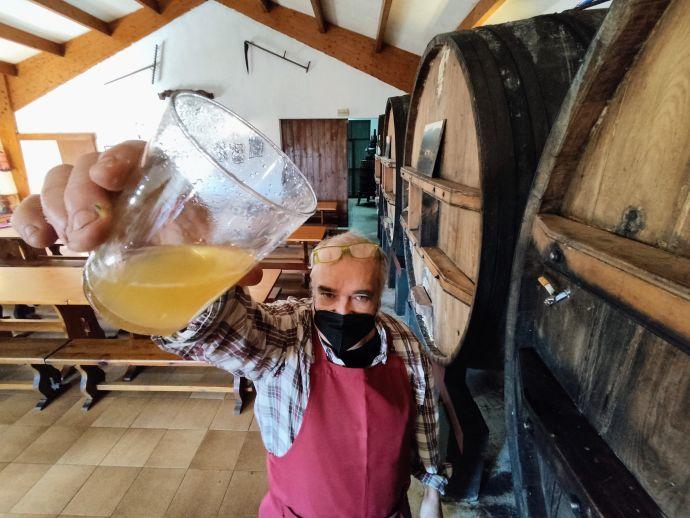 Jesús Ángel García, de Larraldea, con la primera sidra de la temporada.