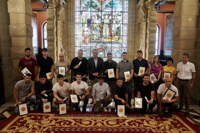 Todos los sidreros premiados posan en el palacio foral