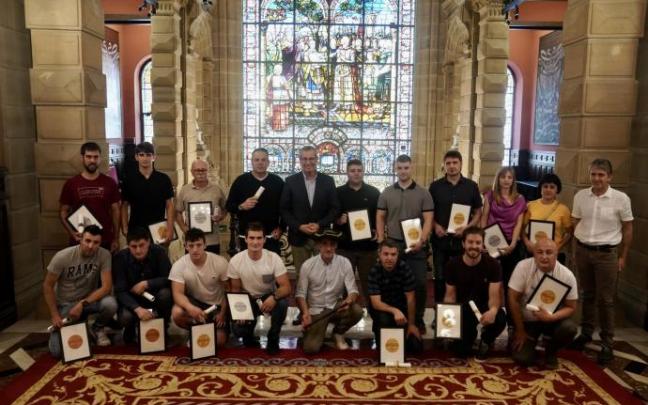 Todos los sidreros premiados posan en el palacio foral