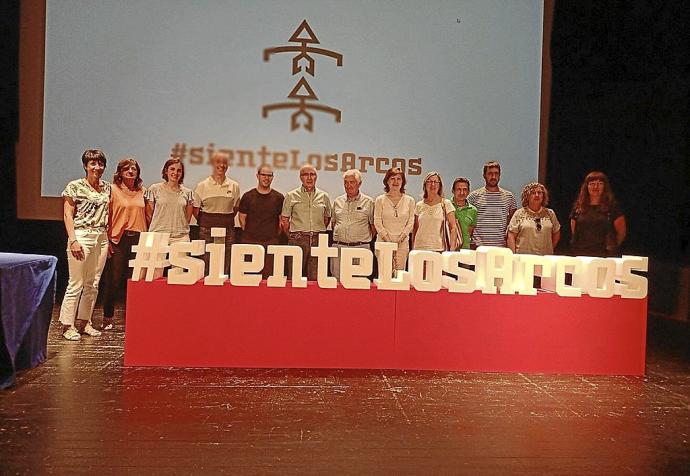 Miembros del grupo de trabajo que ha realizado el plan de dinamización Siente Los Arcos. Foto: J.A.