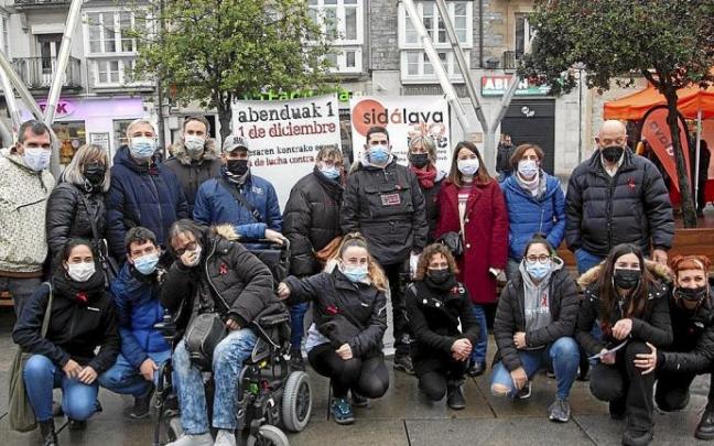 Sidálava y decenas de gasteiztarras se sumaron ayer a la conmemoración del 1-D. Fotos: Jorge Muñoz