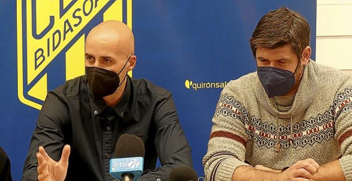 José Manuel Sierra y Gurutz Aginagalde, en la rueda de prensa que ofrecieron ayer. Foto: CD Bidasoa