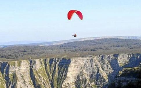 Un parapente en una competición anterior.