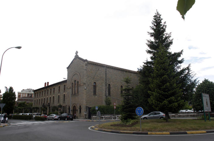 La iglesia y el convento de las Redentoristas, en la muga entre Villava y Burlada.