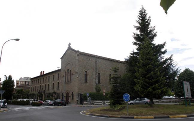 La iglesia y el convento de las Redentoristas, en la muga entre Villava y Burlada. La iglesia y el convento de las Redentoristas, en la muga entre Villava y Burlada.