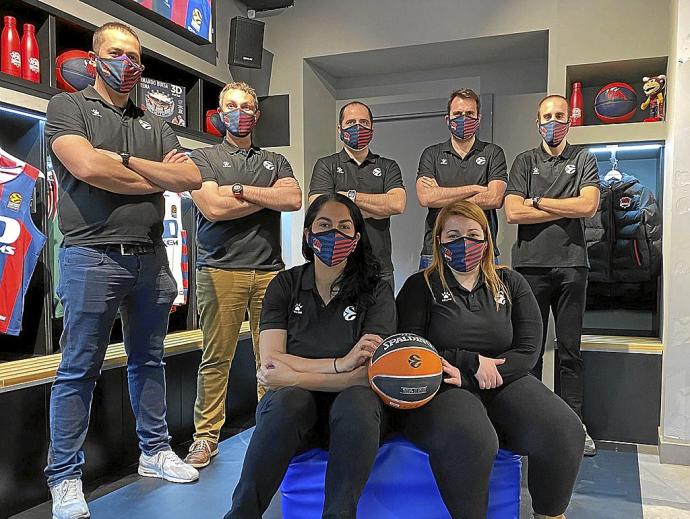 Los siete anotadores vitorianos que viajarán a Colonia posan en la tienda del Baskonia con el balón de la Euroliga. Foto: Baskonia