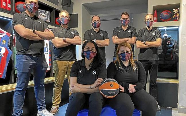 Los siete anotadores vitorianos que viajarán a Colonia posan en la tienda del Baskonia con el balón de la Euroliga. Foto: Baskonia