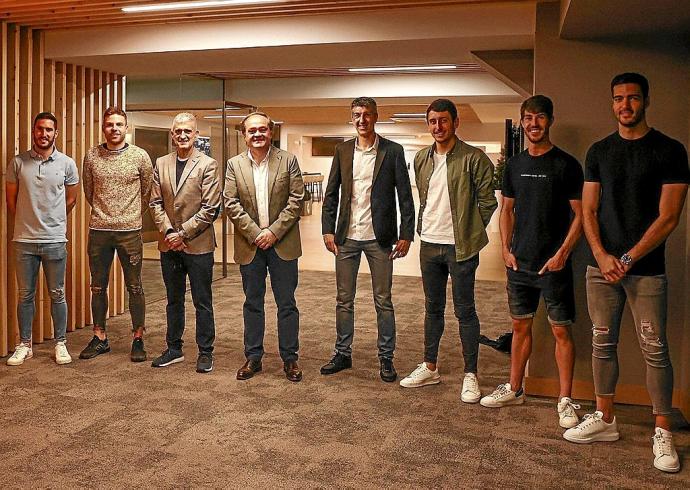 Zaldua, Illarra, Olabe, Aperribay, Imanol, Oyarzabal, Aritz Elustondo y Mikel Merino posan en Anoeta, donde tuvieron ayer el almuerzo.