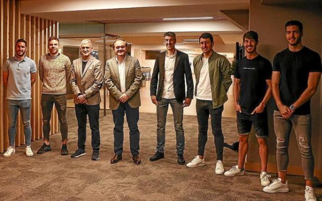 Zaldua, Illarra, Olabe, Aperribay, Imanol, Oyarzabal, Aritz Elustondo y Mikel Merino posan en Anoeta, donde tuvieron ayer el almuerzo.