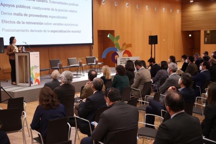 Marian Scheifler, socia directora de la consultora Sifdi, presenta el informa ante el público asistente a esta jornada.