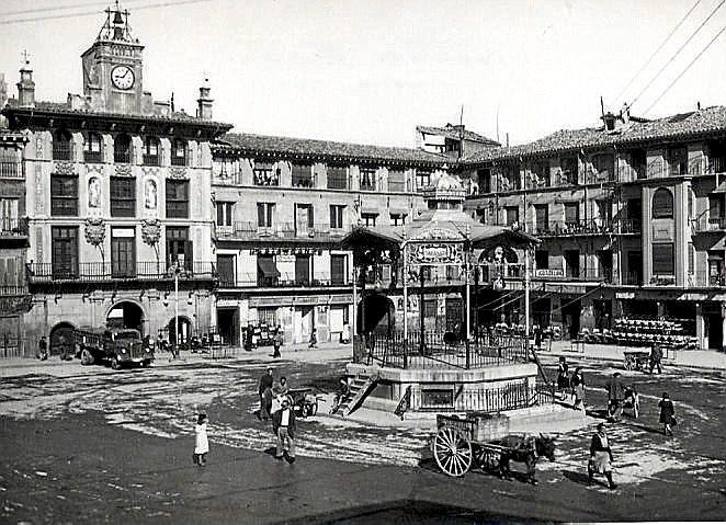 Aspecto de la plaza, con el quiosco, en la década de 1930.