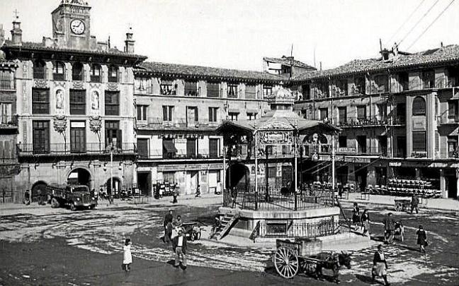 Aspecto de la plaza, con el quiosco, en la década de 1930.