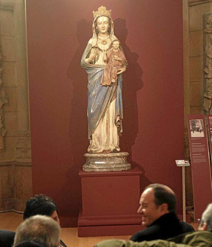 El obispo, Juan Carlos Elizalde, junto a la patrona de Gasteiz. Foto: Alex Larretxi