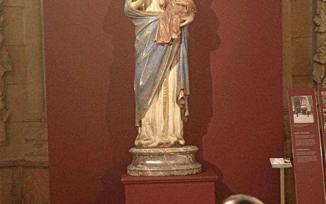 El obispo, Juan Carlos Elizalde, junto a la patrona de Gasteiz. Foto: Alex Larretxi