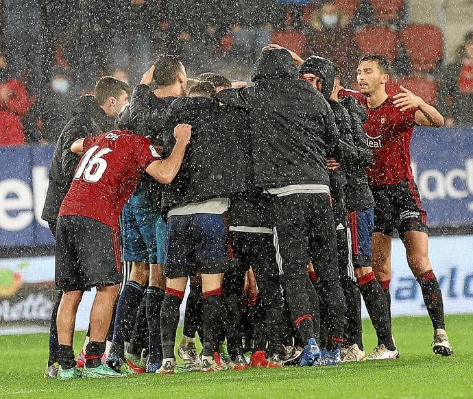 Piña de los jugadores de Osasuna al término del partido del domingo contra el Cádiz. Foto: Oskar Montero