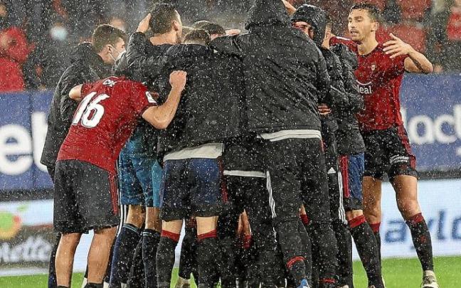 Piña de los jugadores de Osasuna al término del partido del domingo contra el Cádiz. Foto: Oskar Montero